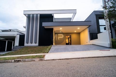 Linda Casa Térrea no Cond. Chácara Ondina